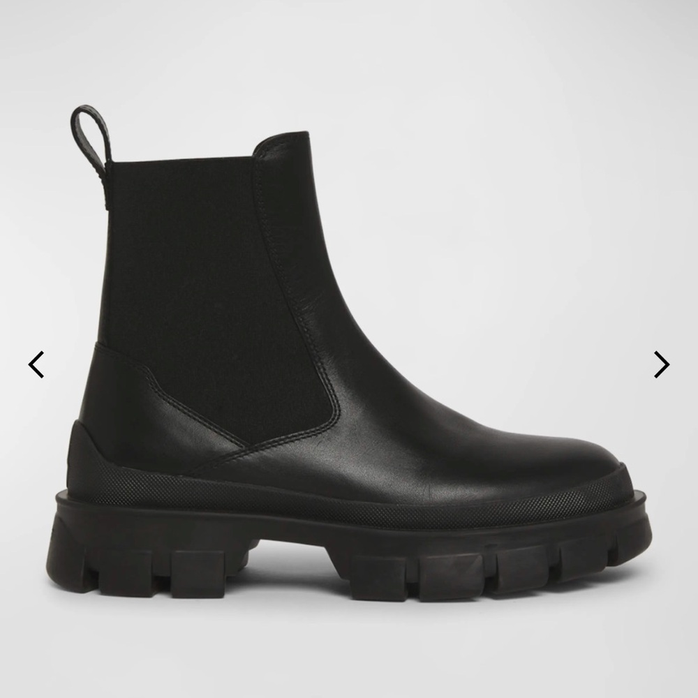 NWT MONCLER Hevea Leather Chelsea Ankle Booties in Black SZ 39.5